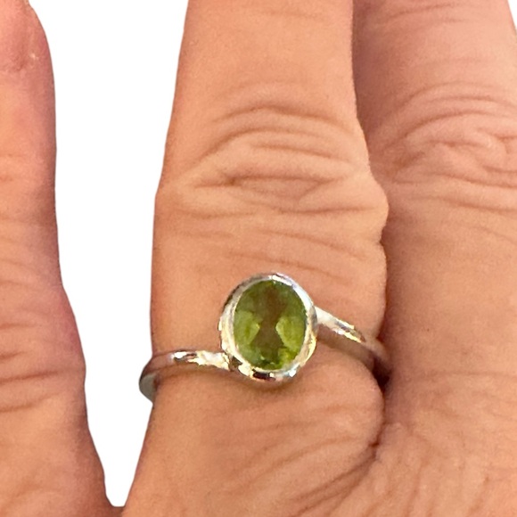 Peridot Silver Ring Size 7.0 - Picture 2 of 7